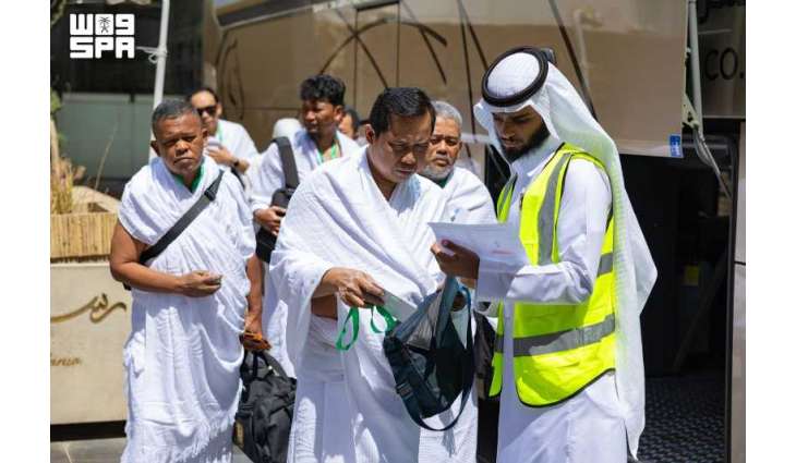ضيوف برنامج خادم الحرمين الشريفين للعمرة والزيارة يغادرون المدينة المنورة متجهين إلى مكة المكرمة لأداء مناسك العمرة