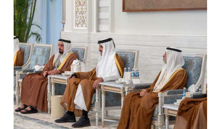 سيف بن زايد يقدم واجب العزاء إلى أمير قطر في وفاة الشيخ حمد بن خليفة آل ثاني