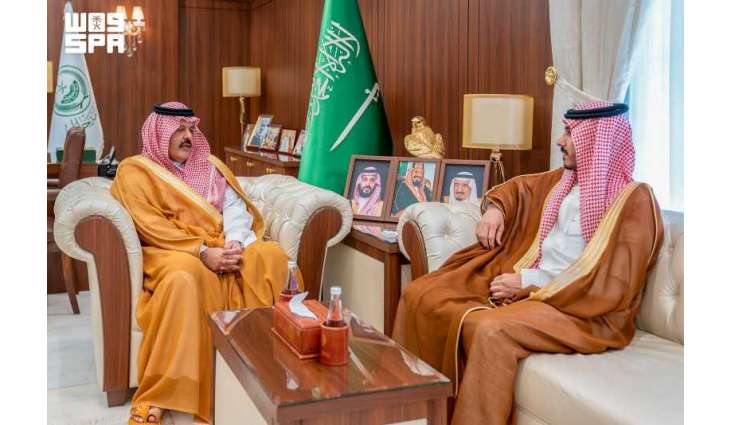 أمير حائل يستقبل مدير فرع الهيئة العامة للإحصاء بالمنطقة