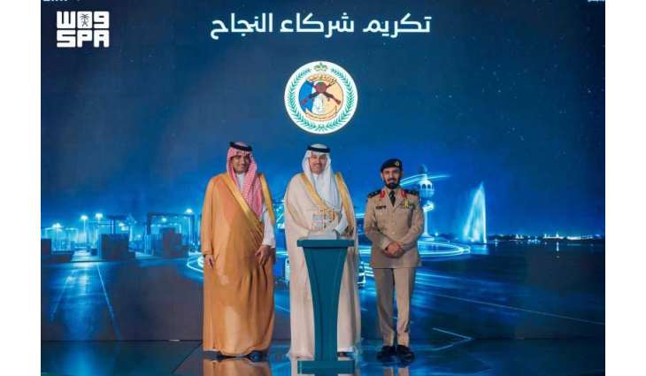 وزير النقل يكرّم حرس الحدود خلال تدشين أكبر منطقة تفويج للشاحنات في العالم