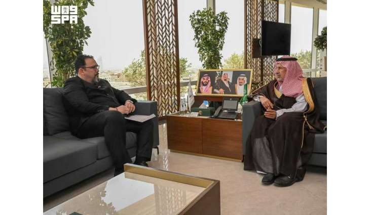 المشرف العام على مركز الملك سلمان للإغاثة يلتقي سفير فنزويلا لدى المملكة