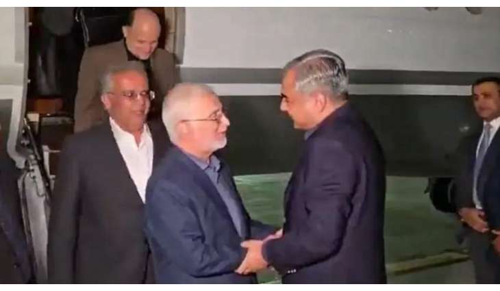 وزیر الداخلیة الایراني اسکندر مومني یصل باکستان