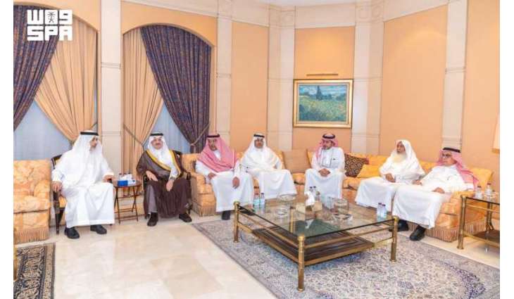 أمير المنطقة الشرقية يقدم التعازي لأسرة القريشي