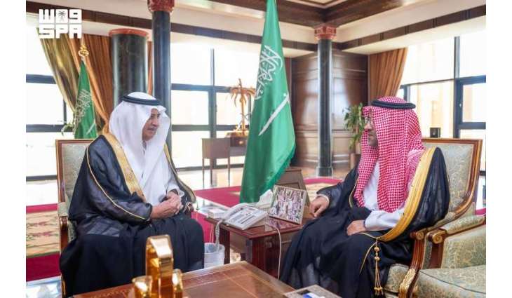 أمير تبوك يستقبل مدير فرع مركز المعلومات الوطني بالمنطقة