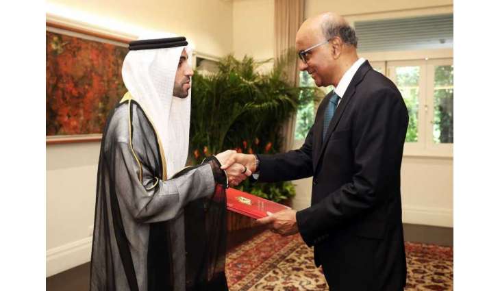 سفير الإمارات يقدم أوراق اعتماده إلى رئيس سنغافورة