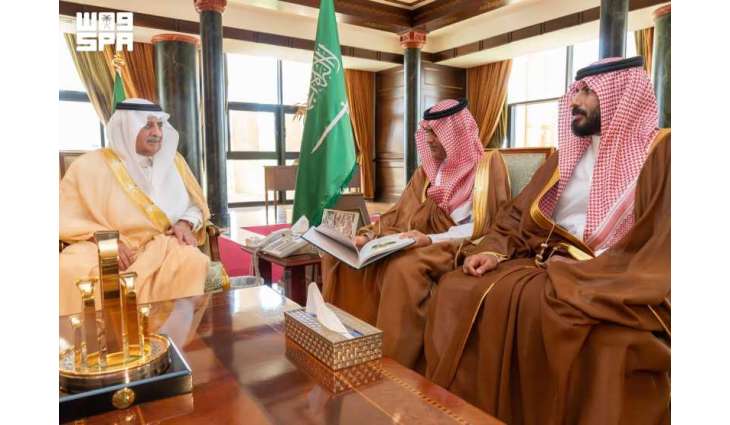 أمير تبوك يتسلم التقرير السنوي لمطار الأمير سلطان بن عبدالعزيز الدولي
