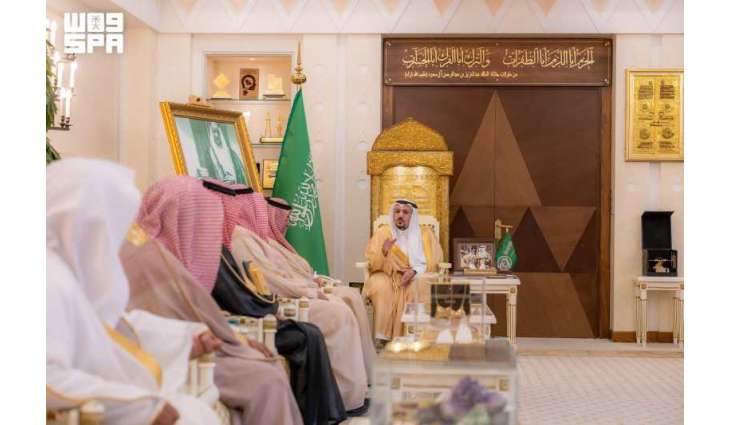 أمير منطقة القصيم يتسلّم التقرير السنوي لجمعية التنمية الأهلية بخصيبة