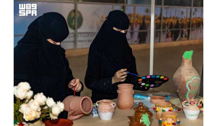 تجارب حرفية تفاعلية تثري فعاليات سوق المزارعين بالعويقيلة