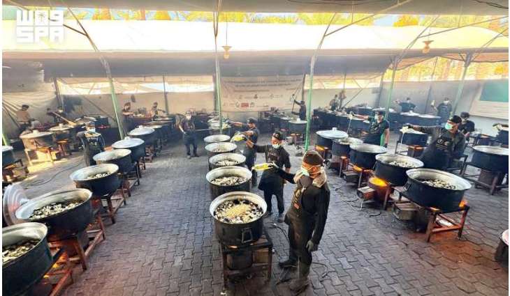 المطبخ المركزي التابع لمركز الملك سلمان للإغاثة يوزع (25,000) وجبة ساخنة في قطاع غزة