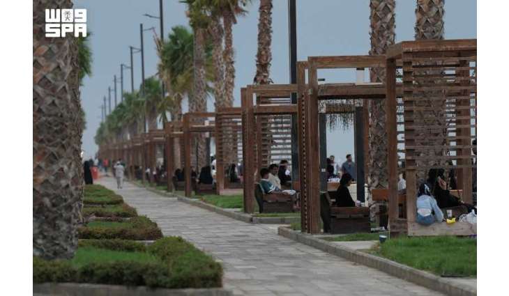 أمطار جازان تنعش الأجواء وتستقطب الزوار إلى الواجهة البحرية