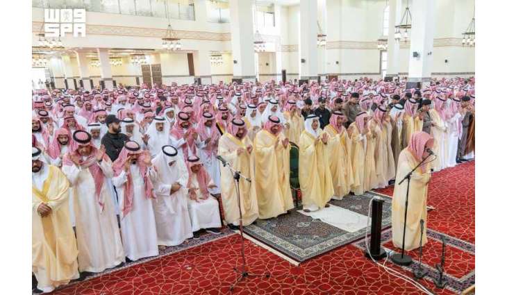 أمير منطقة تبوك ونائبه يؤديان صلاة الميت على الشيخ جزاع بن كريم العطيات
