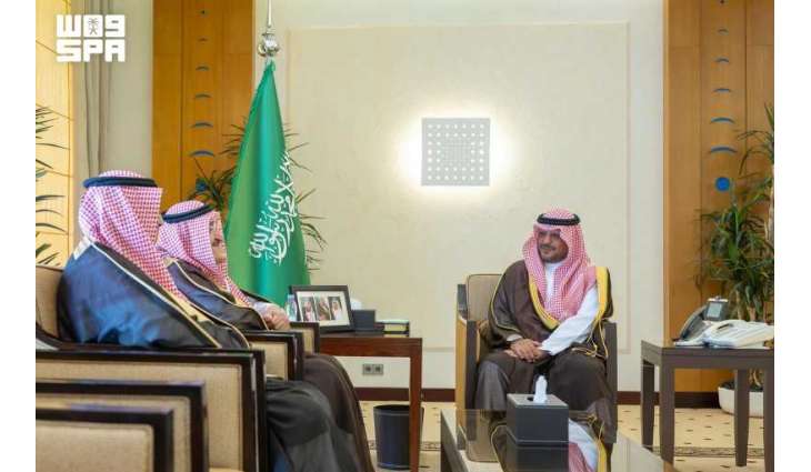 نائب أمير القصيم يتسلّم التقرير السنوي لمركز التدريب الزراعي بالمنطقة