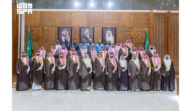 أمير المنطقة الشرقية يستقبل منسوبي فرع وزارة الطاقة بالمنطقة
