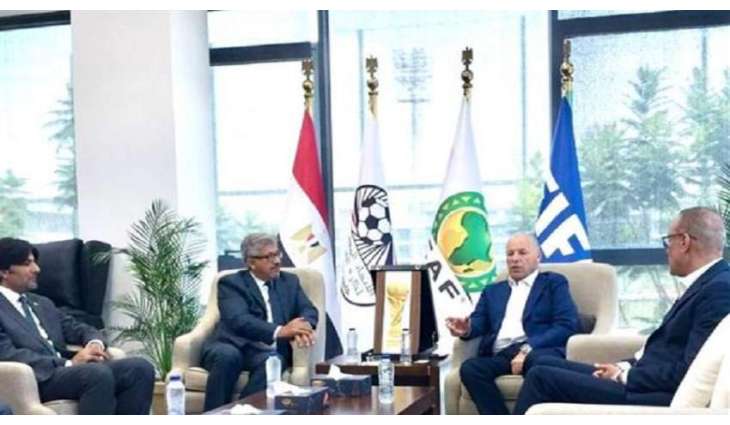 سفیر باکستان لدی القاھرة یجتمع مع رئیس الاتحاد المصري لکرة القدم